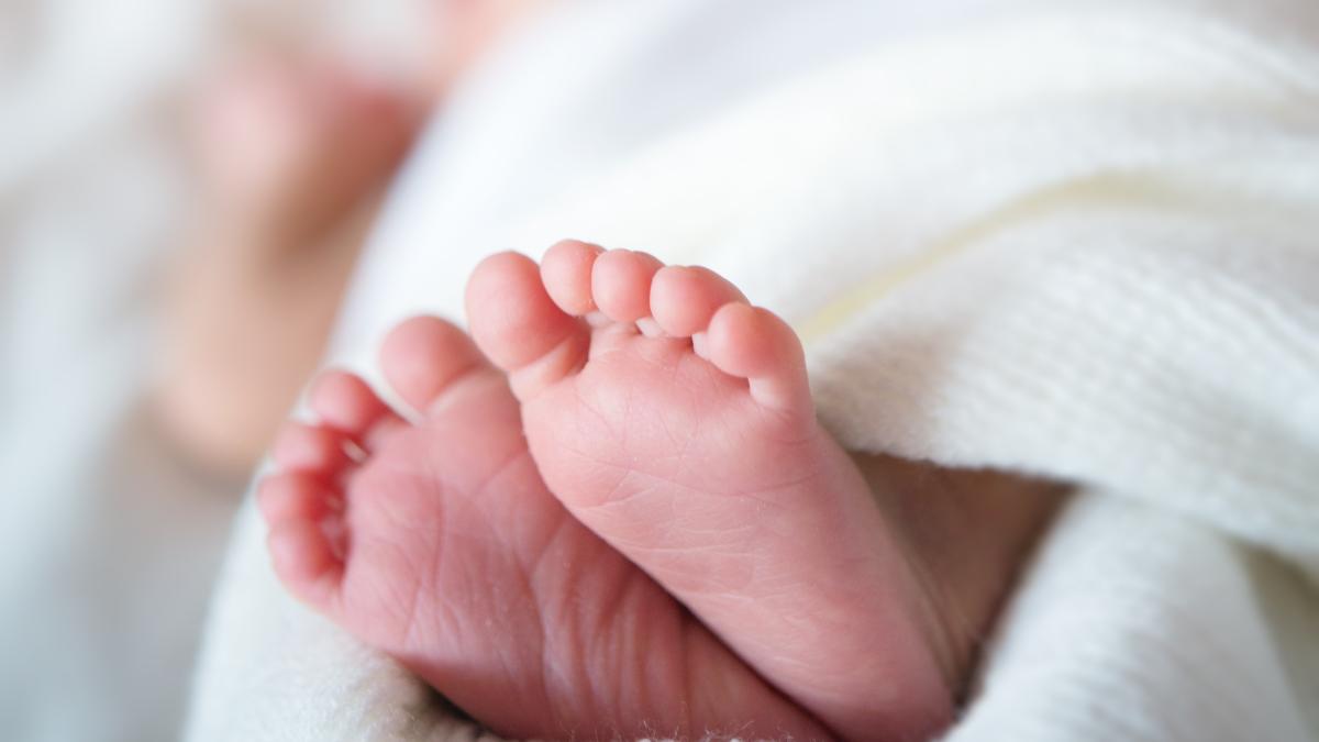 tragedie-un-bebelus-a-fost-aruncat-pe-geam-de-sora-lui-de-5-ani_85715500