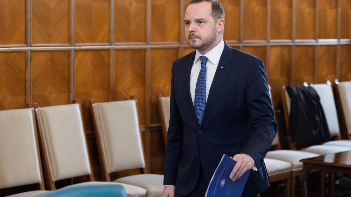 ministrul-sanatatii-rogobete--dupa-tragedia-de-la-clinica-stomatologica-unde-s-a-stins-din-viata-o-fetita-de-2-ani-functiona-improvizat--oameni-buni--inchideti-va-voi-clinicile-daca-s-in-neregula_60844700