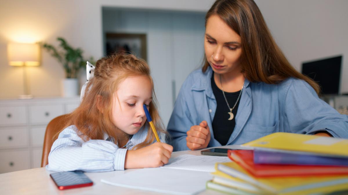 psiholog-educational-despre-teme-ii-poti-sprijini-pe-copii-in-acest-proces-de-consolidare-a-autonomiei-lor-dar-nu-ar-trebui-sa-faci-temele-in-locul-lor_00829500