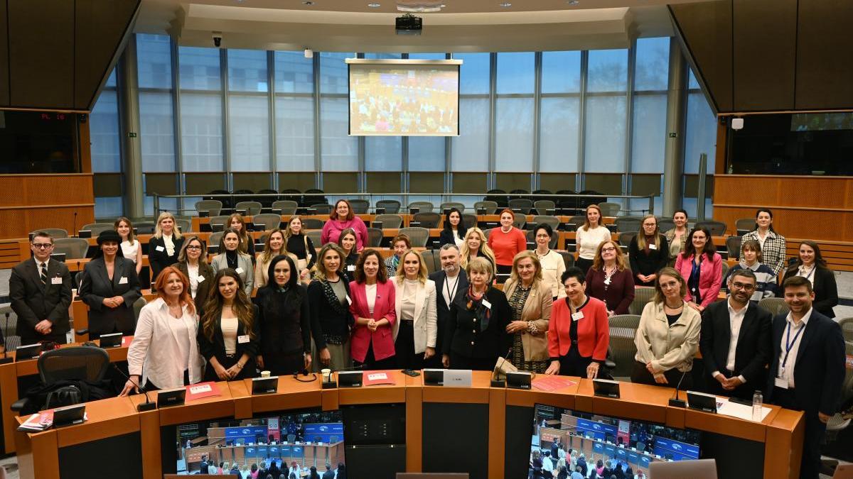 stop-femicid-si-violenta-domestica-europa-asculta-strigatul-femeilor-din-romania--gabriela-firea-e-un-fenomen-alarmant_64690400