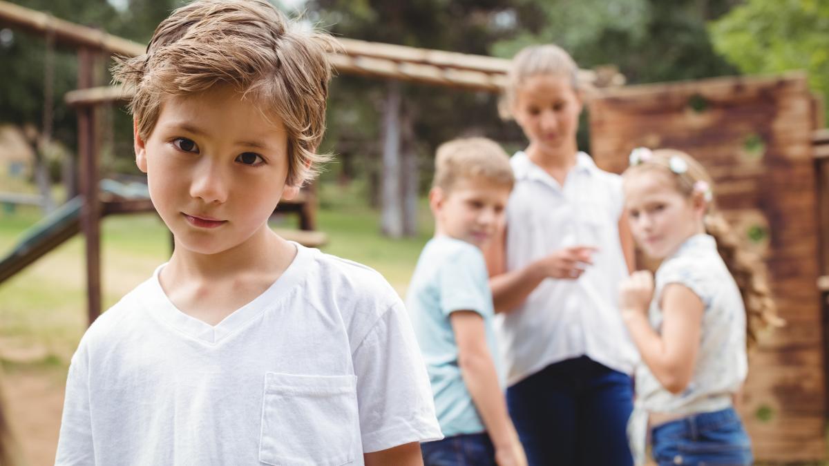4-lucruri-pe-care-parintii-trebuie-sa-le-faca-pentru-a-creste-copii-siguri-pe-sine-social-atunci-cand-se-simt-exclusi-de-colegi-sau-prieteni_95009700