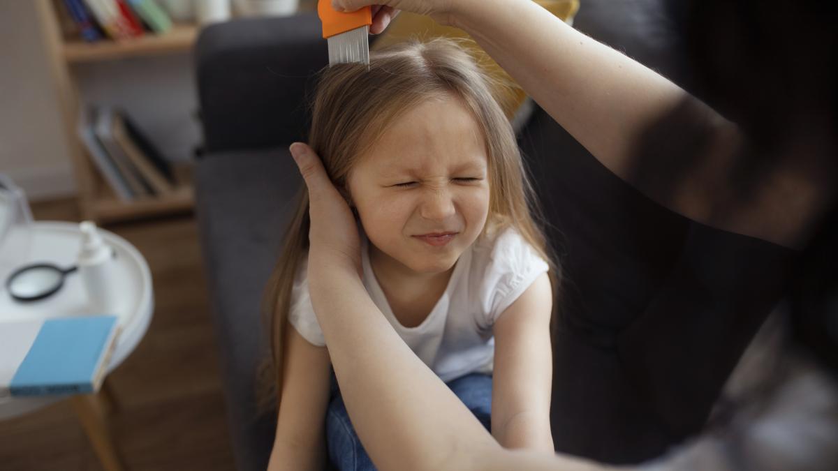 copilul-are-paduchi-in-par_82916300