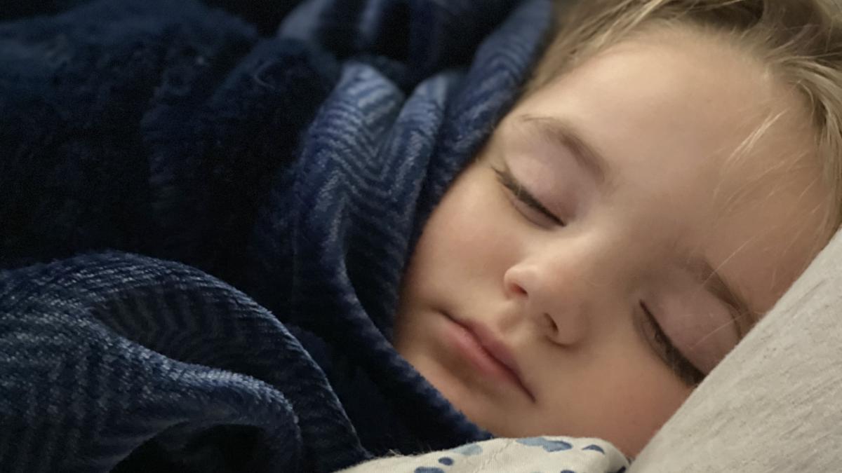 cate-ore-de-somn-ar-trebui-sa-aiba-un-copil-in-functie-de-varsta-sa-sfaturi-de-la-un-pediatru_51084800