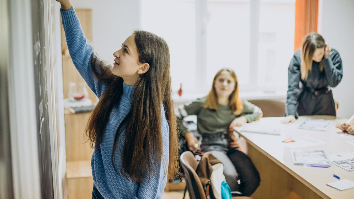 in-licee-se-intorc-gramatica-si-aritmetica-profesorii-primesc-si-alte-recomandari-de-la-minister-de-tipul-extragem-adn-ul-dintr-o-banana-sau-facem-baterii-din-lamaie_82765900