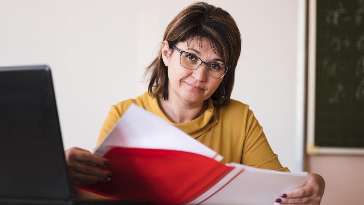 profesoara-la-catedra-in-clasa_04896700