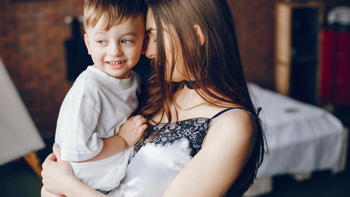 mama-copil-in-camera_71796200