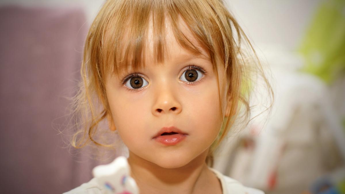 portret-fetita-acasa_00710900