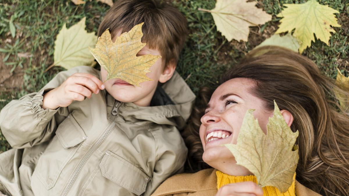 mama-copil-intinsi-pe-iarba_76719800