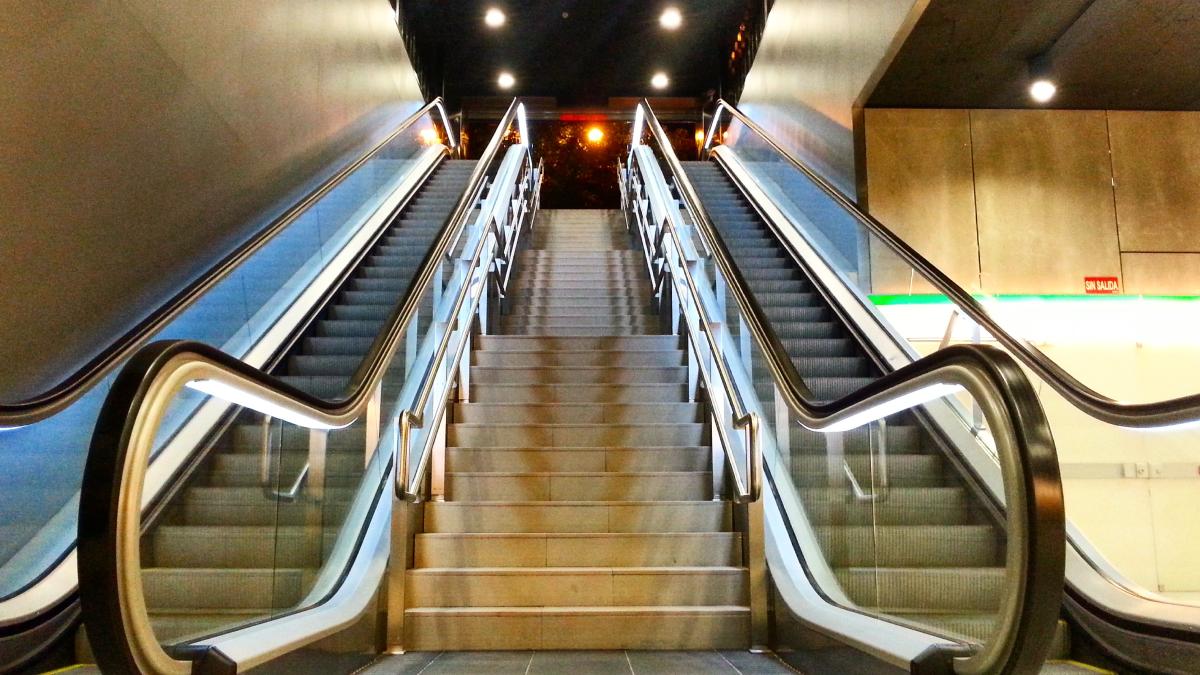 o-femeie-din-londra-risca-o-amenda-uriasa--dupa-ce-ar-fi-mers-e2809ein-sens-inverse2809d-pe-o-scara-rulanta-de-la-metrou_42554600