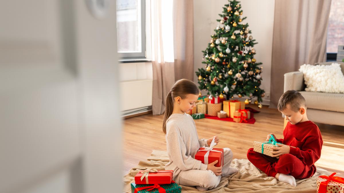 doi-copii-despacheteaza3dcadourile-de-craciun_26439100