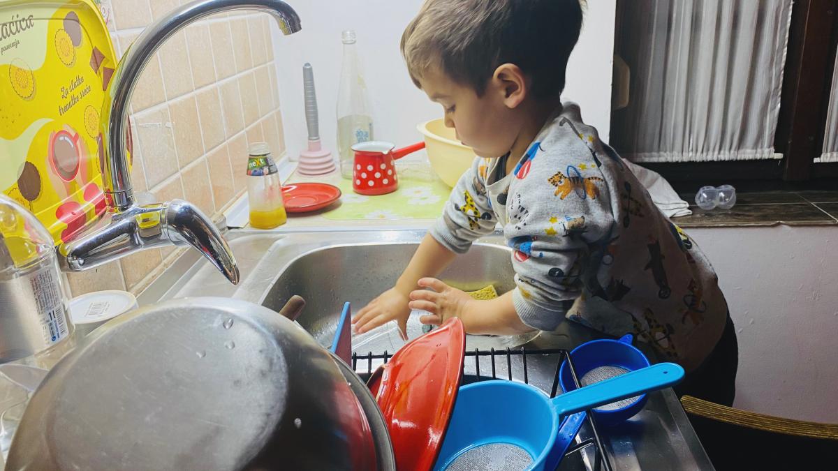 la-ce-varsta-poate-un-copil-sa-inceapa-sa-ajute-prin-casa-psiholog-scopul-nu-este-sa-transformi-copilul-intr-un-mic-adult_23029800