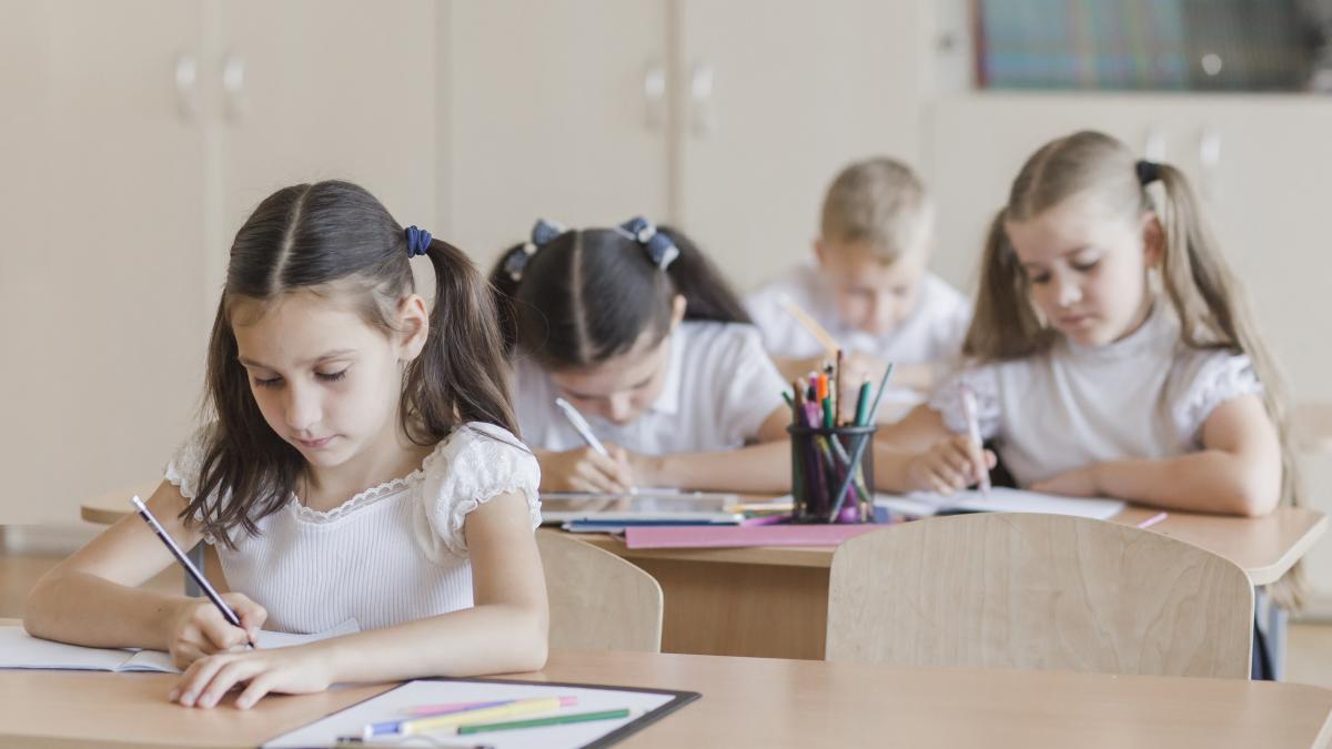 copii-scoala-clasa-elevi-deseneaza_36456800