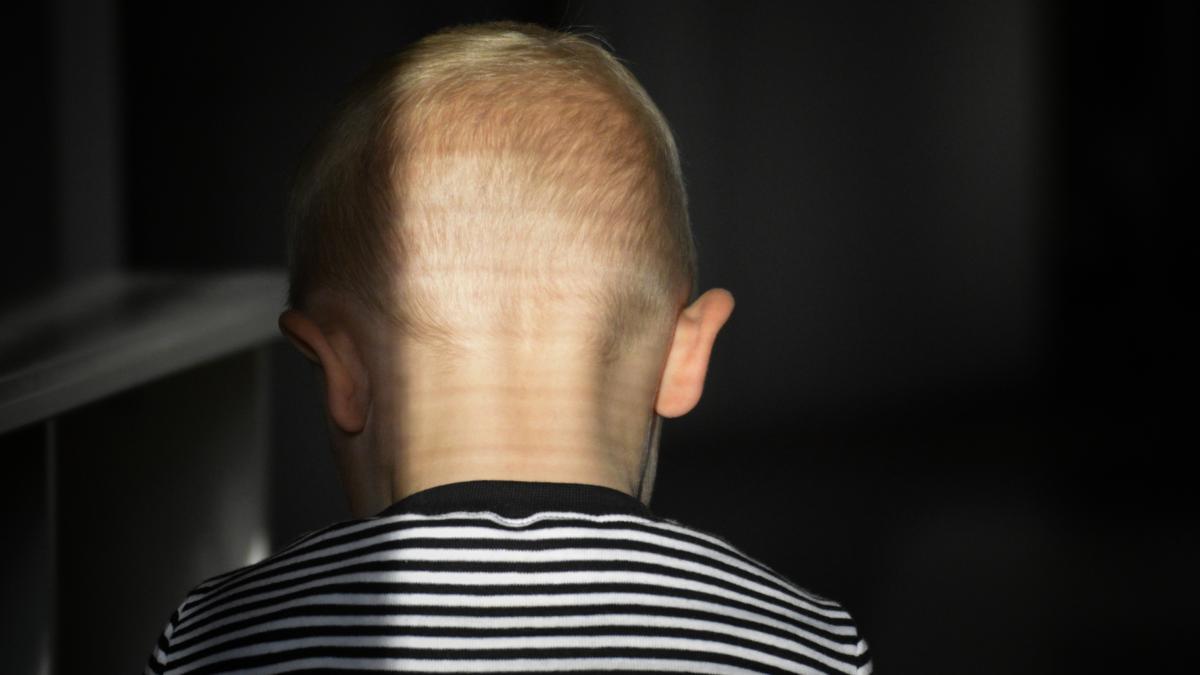 un-copil-de-opt-ani-este-ras-in-cap-drept-pedeapsa-de-educatorii-dintr-un-centru-de-plasament--scena-a-fost-filmata-si-distribuita_05234000