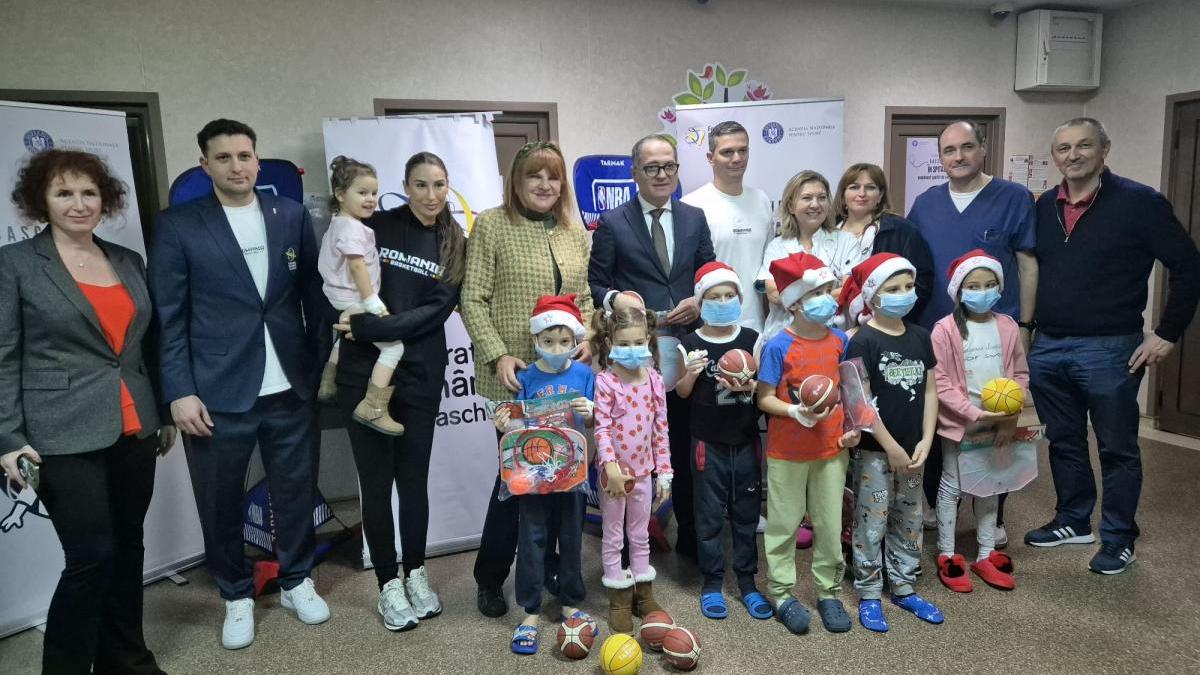 baschet-in-spitale--carmen-tocala-si-bogdan-matei--alaturi-de-copiii-internati-la-grigore-alexandrescu-1_05920000