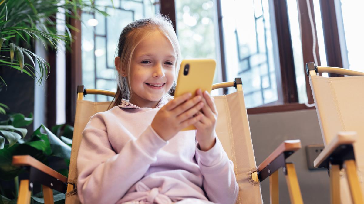 studiu-atunci-cand-copiii-primesc-telefoane-prea-devreme--aceste-trei-riscuri-pentru-sanatate-cresc_55434800