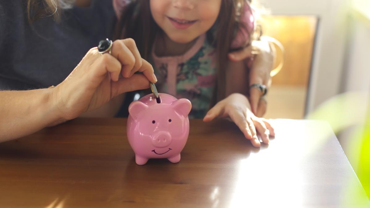 alocatia-de-stat-pentru-copii--indemnizatiile-si-stimulentul-ajung-mai-devreme-in-conturile-parintilor-banii-vin-la-timp-pentru-cumparaturile-de-paste_57297200