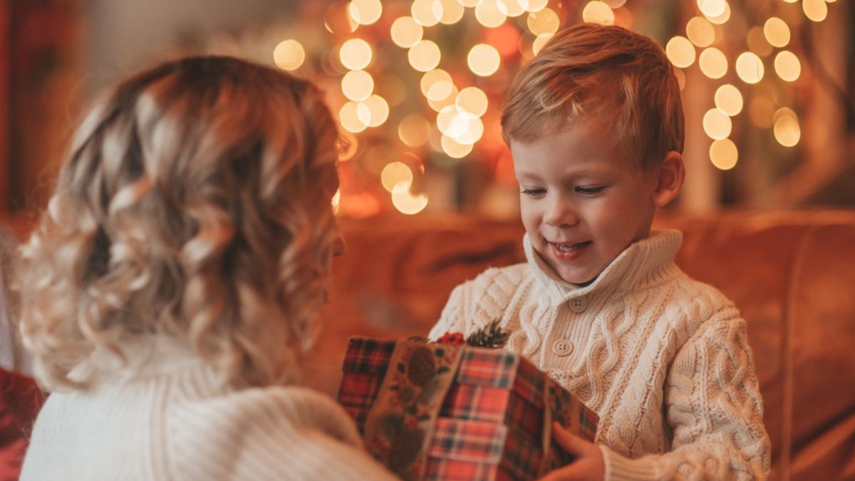 tehnica-celor-5-cadouri-de-craciun-a-acestui-psiholog-devine-virala-c2a0-video_84237300