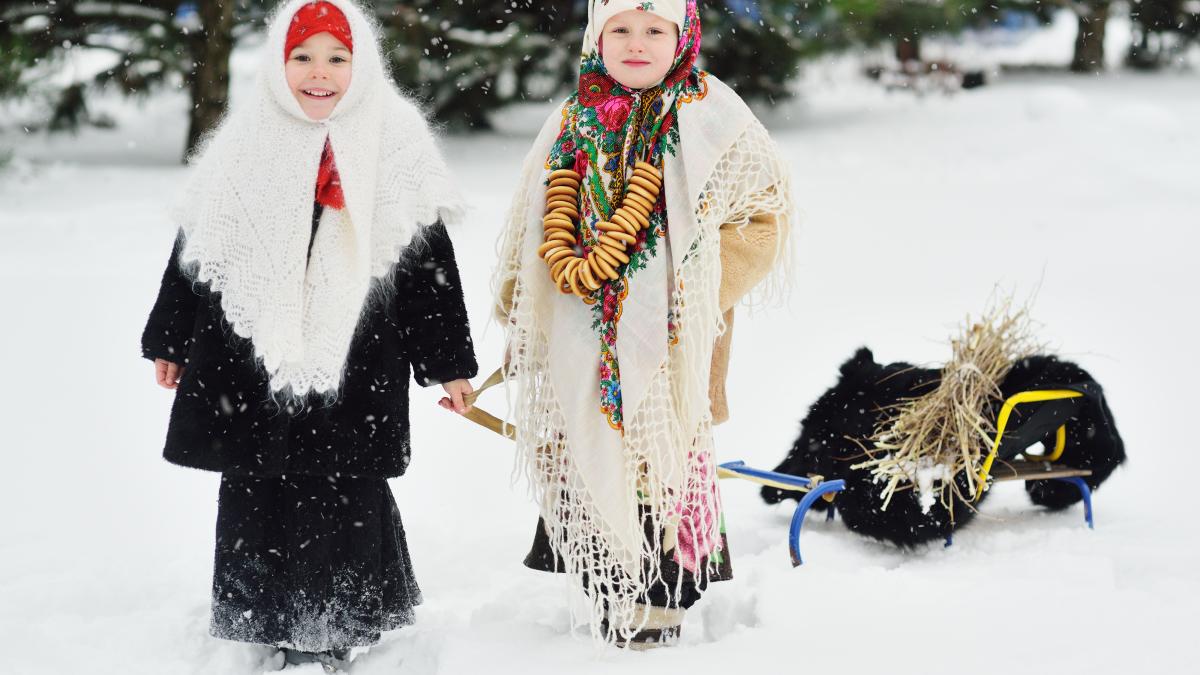 colindatul--una-dintre-cele-mai-vechi-si-mai-pretuite-traditii-romanesti--de-sute-de-ani--in-ziua-de-ajun--vocile-colindatorilor-se-aud_76000700