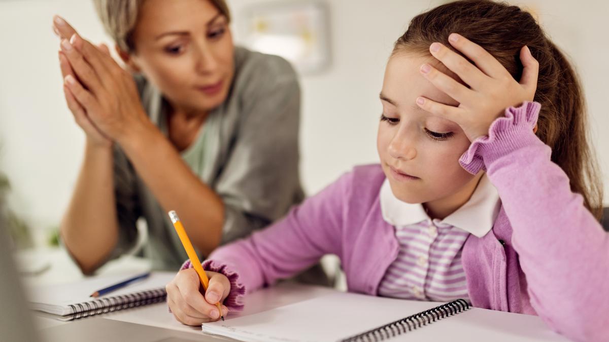 e-mai-complicat-decat-ar-fi-nevoie-o-mama-care-se-lupta-cu-problemele-de-matematica-ale-fiicei-sale-de-6-ani-starneste-reactii-din-partea-a-mii-de-parinti_72482300