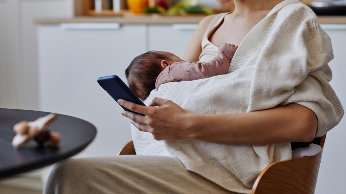 este-o-problema-sa-folosesti-telefonul-in-timp-ce-alaptezi-ce-spun-specialistii_52066000
