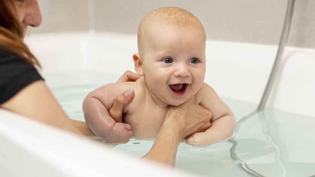 de-ce-plang-bebelusii-cand-fac-baie-si-cum-ii-poti-ajuta-cu-un-truc-simplu_78053300