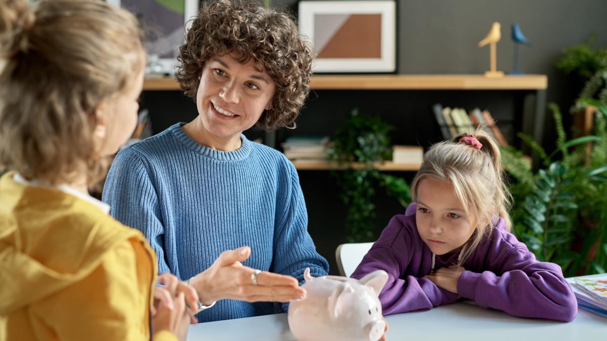 parintii-care-cresc-copii-responsabili-din-punct-de-vedere-financiar-fac-patru-lucruri--a-oferi-copiilor-tot-ce-e-mai-bun-se-poate-intoarce-impotriva-lor--spune-un-expert_69942500