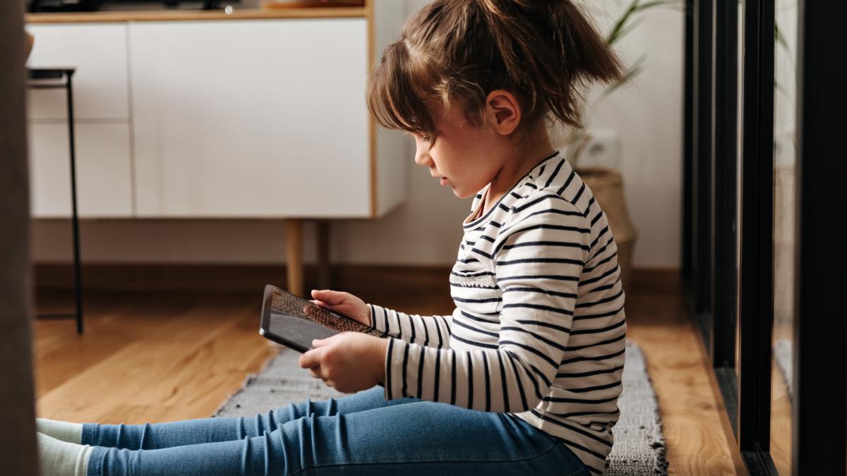 semnal-de-afara-pentru-parinti-irina-petrea-e2809esupernannye2809d-e2809eeu-i-as-acuza-de-neglijare-pe-parintii-care-si-lasa-copiii-pe-telefon-cate-6-7-ore_58692700