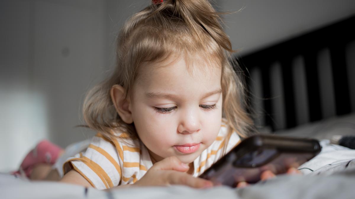 neurostiinta-spune-ce-se-intampla-cu-copiii-ai-caror-parinti-devin-stricti-cu-timpul-petrecut-in-fata-ecranelor_06115700