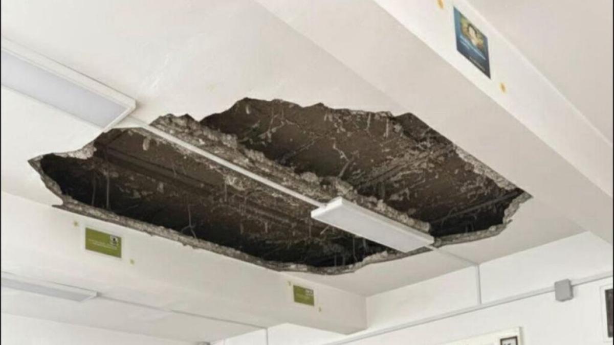 tavanul-unei-sali-de-clasa-s-a-prabusit--directoarea-e2809enu-mai-sunt-organizate-ore-acoloe2809d_30804700