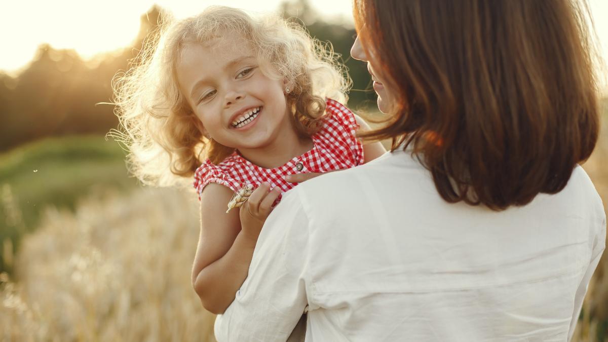 5 obiceiuri pe care părinții inteligenți emoțional le transmit copiilor lor / FOTO: freepik.com @prostooleh