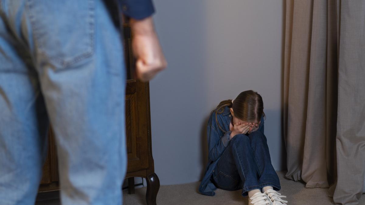 Așa-numitul drept părintesc de corecție nu există! O instanță a stabilit că orice violență exercitată asupra unui copil e interzisă! FOTO: freepik.com @freepik