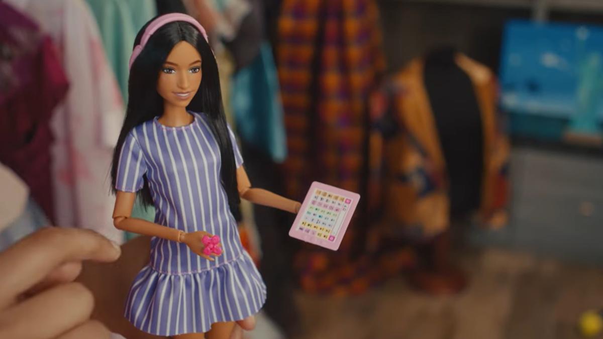 Noua păpușa Barbie, respinsă ferm de asociația SOS Autism Pui o cască pe cap ții un hand spinner în mână și gata ești autist. FOTO: captură video YouTube @Mattel

