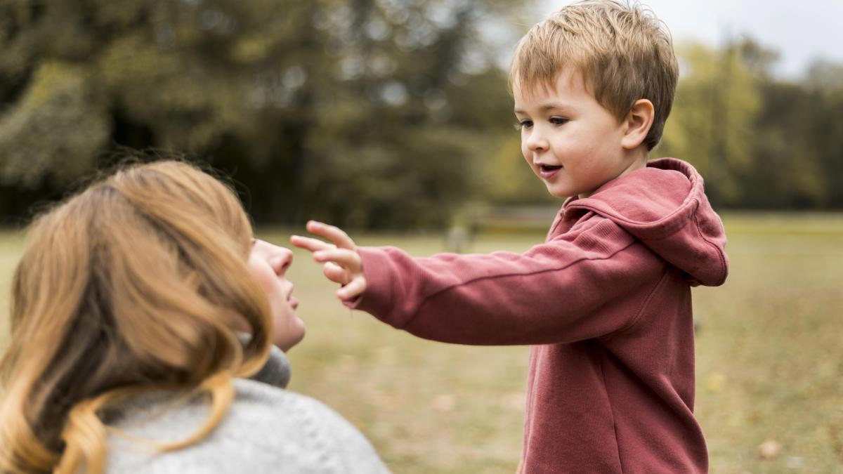 Cum să nu crești un copil narcisist, potrivit științei. Psihanalist Unele abordări în parenting creează sinele fals / FOTO: freepik.com @freepik