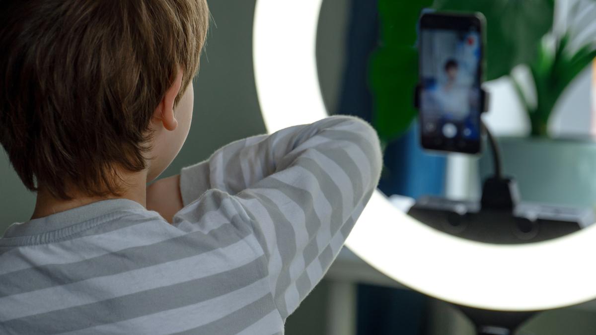 Mama care dă în judecată TikTok, după moartea copilului ei, transmite un avertisment pentru părinți / FOTO: freepik.com @igorbostanika