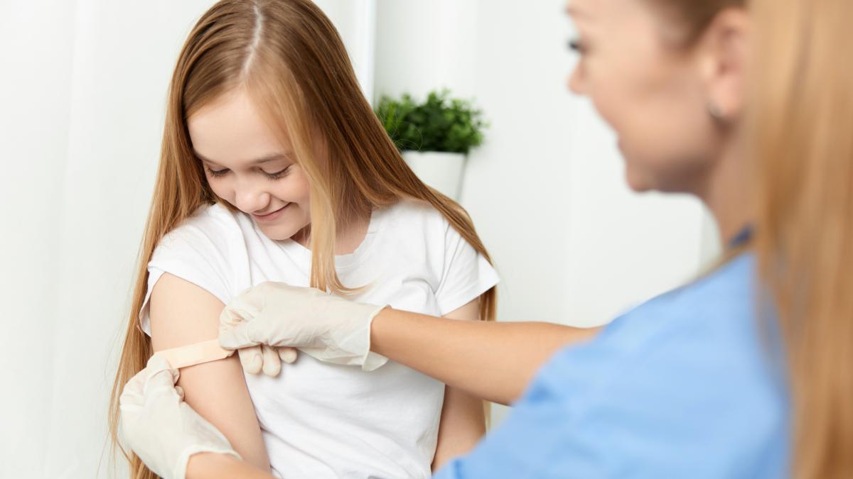 Nicușor Dan a promulgat legea care permite vaccinarea anti-HPV a fetelor și băieților între 11 și 26 de ani / FOTO: freepik.com @beststudio