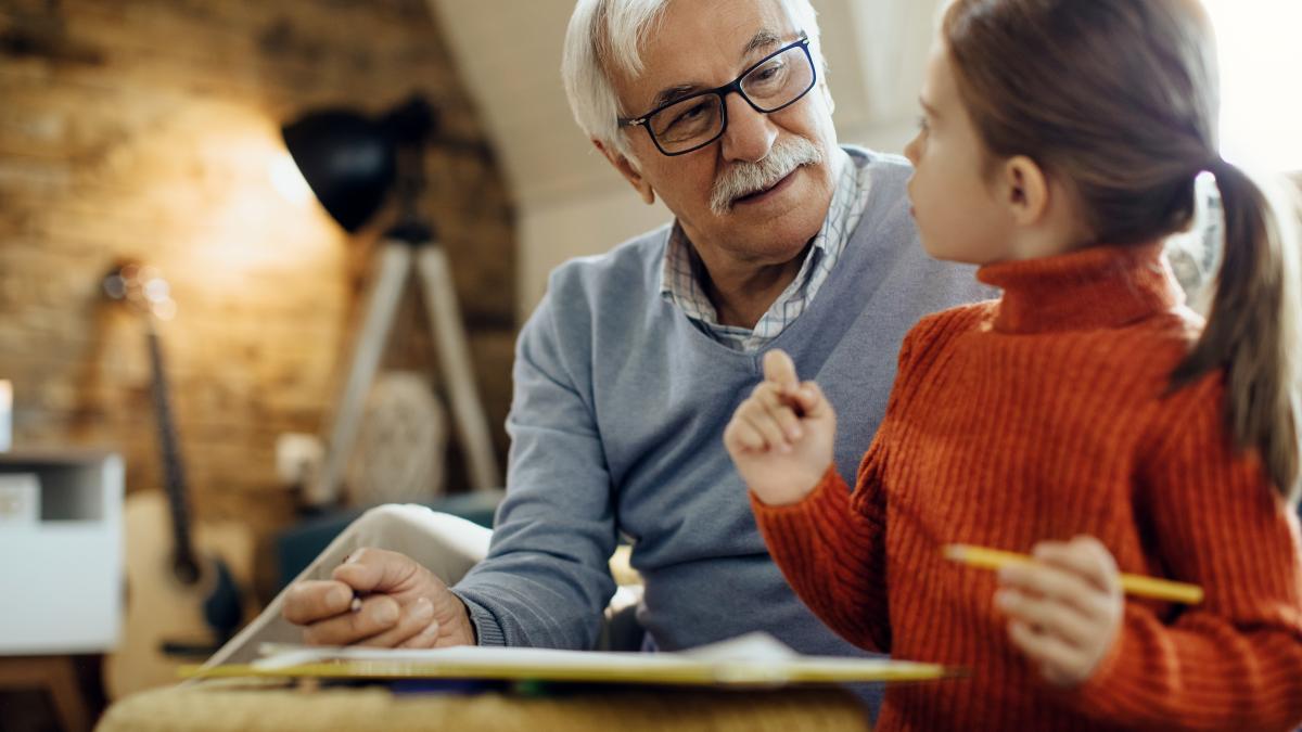 Ce cred cu adevărat bunicii despre tendințele actuale de parenting „Unii părinți, prea permisivi” „Ar trebui să îi lase să fie copii” / FOTO: freepik.com @Drazen Zigic