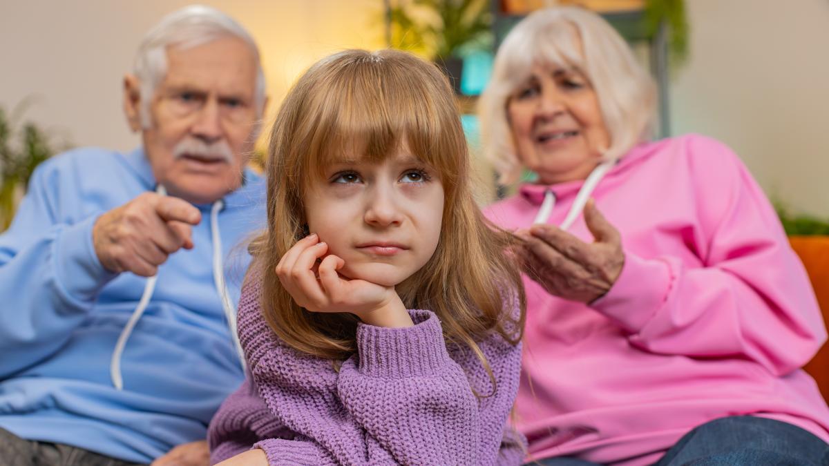 Boomerii îi judecă aspru pe Milenialii care își cresc copiii „prea blând” în aceste 11 moduri „Ne îngrijorează!” / FOTO: freepik.com @SkelDry