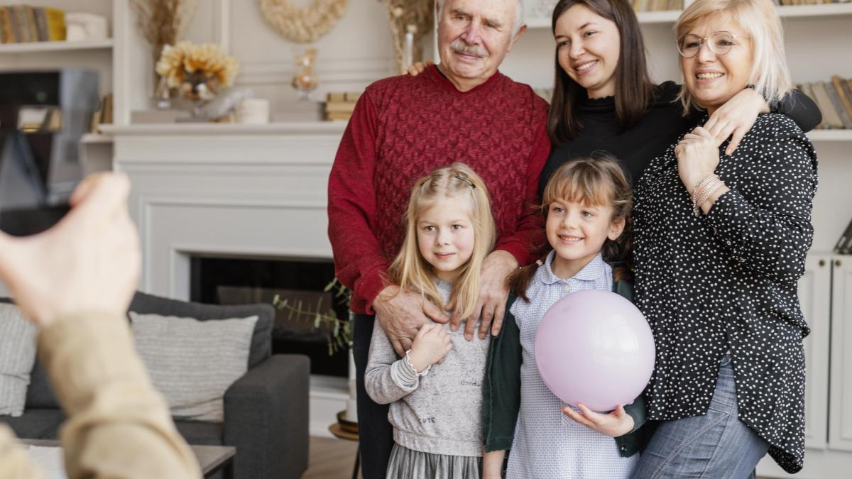 „Protecție nesănătoasă”: Un terapeut denunță un obicei toxic pe care părinții din generația baby boomer îl au cu copiii lor adulți / FOTO: freepik.com @freepik