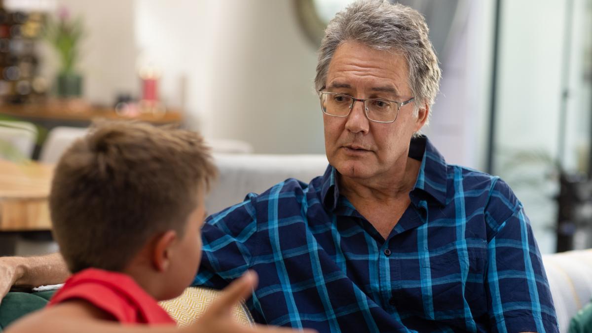 bunic-cu-nepot-pe-canapea