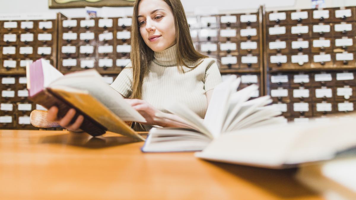 Elevă citind o carte la școală