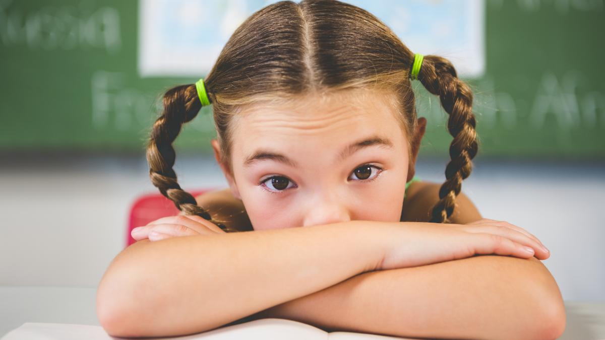 fetita-trista-la-scoala-in-clasa