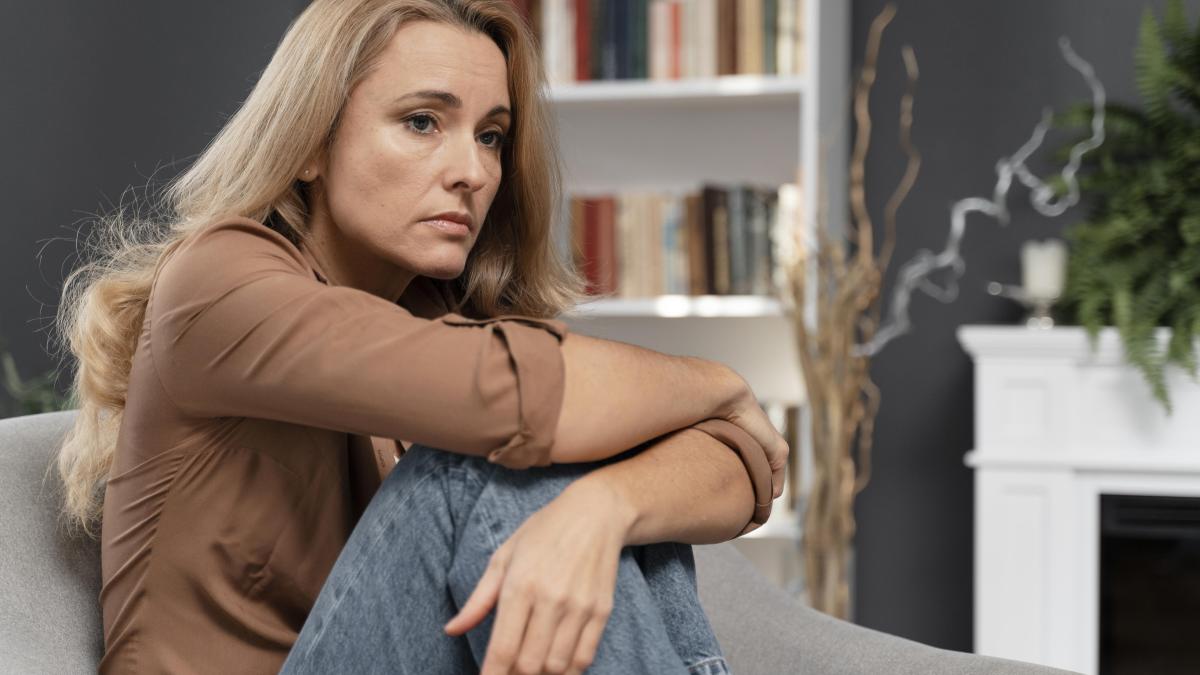 Femeie trista pe canapea. Depresie