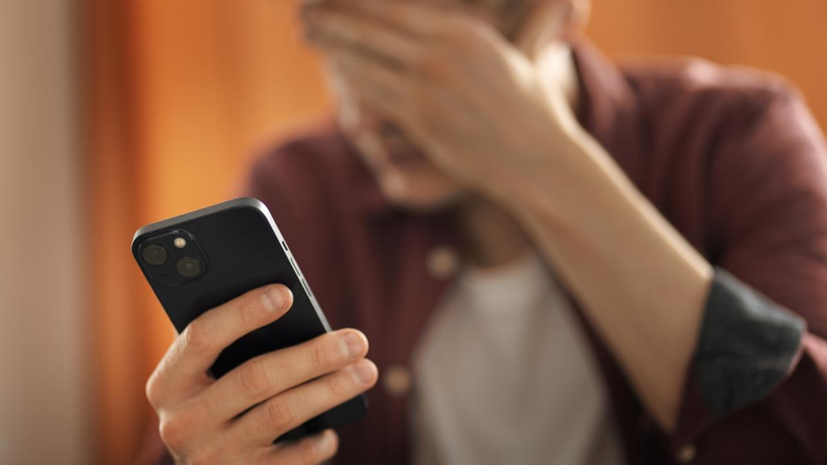 Adolescent care stă pe telefon