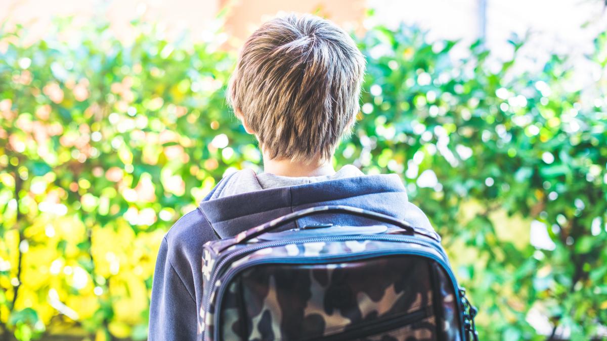 tânăr băiat care stă cu spatele