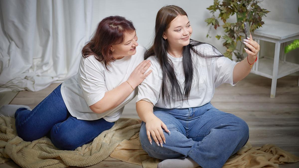 mama-si-adolescenta-fac-un-selfie