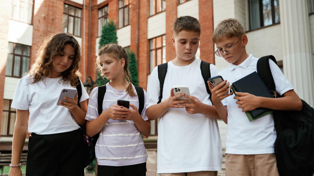 Telefonul și copiii. Radu Leca De ce rămâne „lipit de mână” chiar după ce școala a interzis accesul