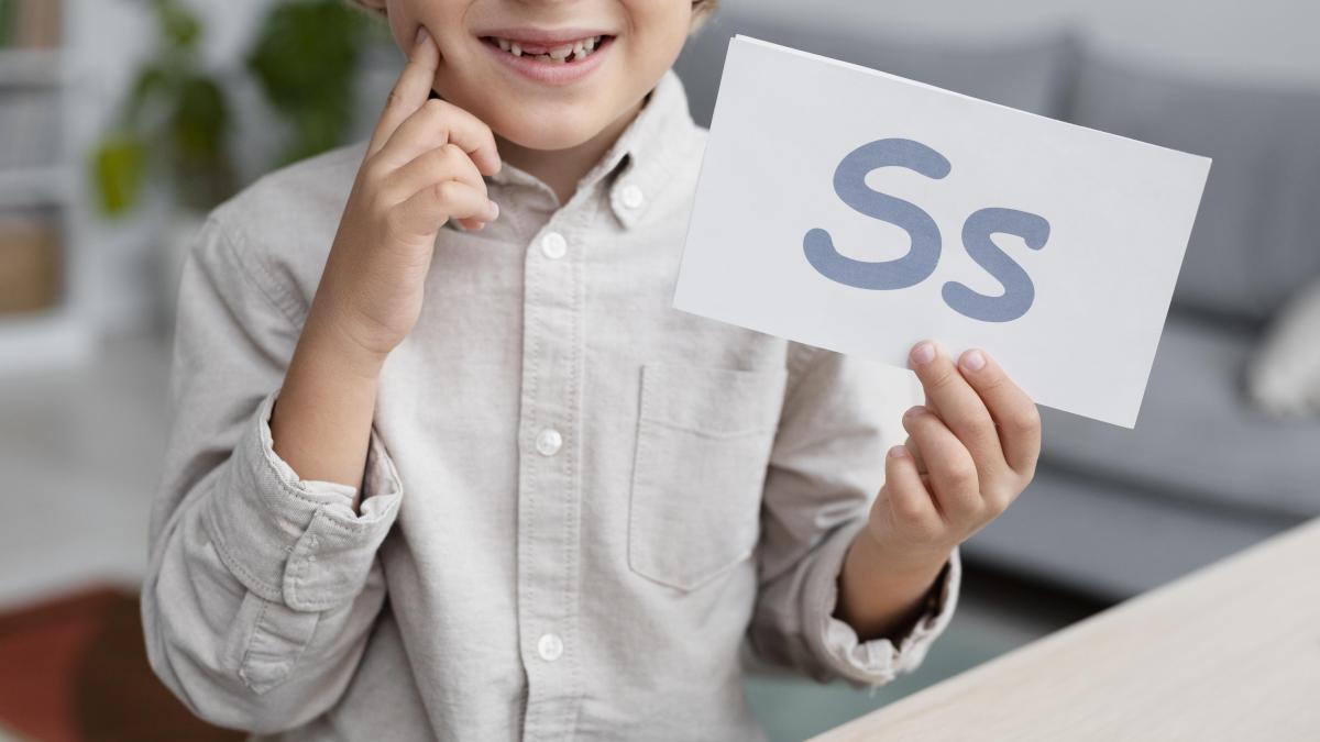 copil participând la un curs de dicție online