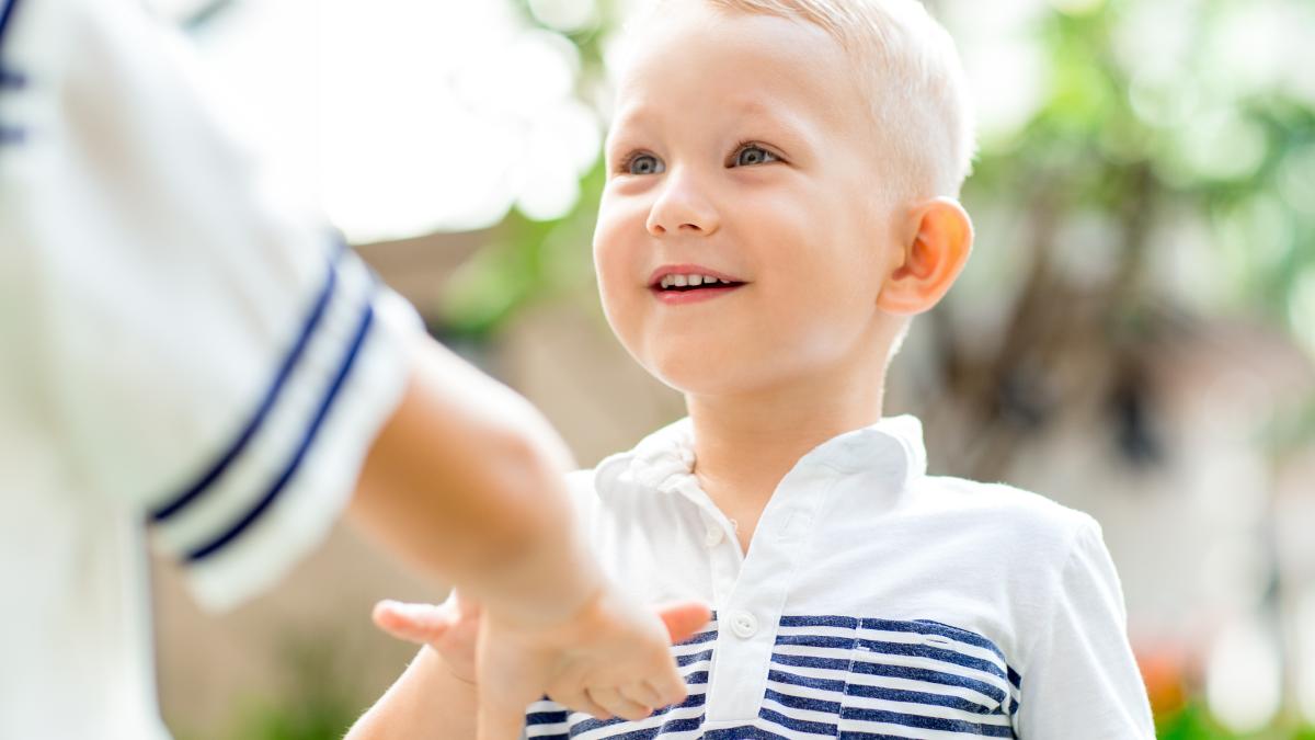 copil blond care zambeste 