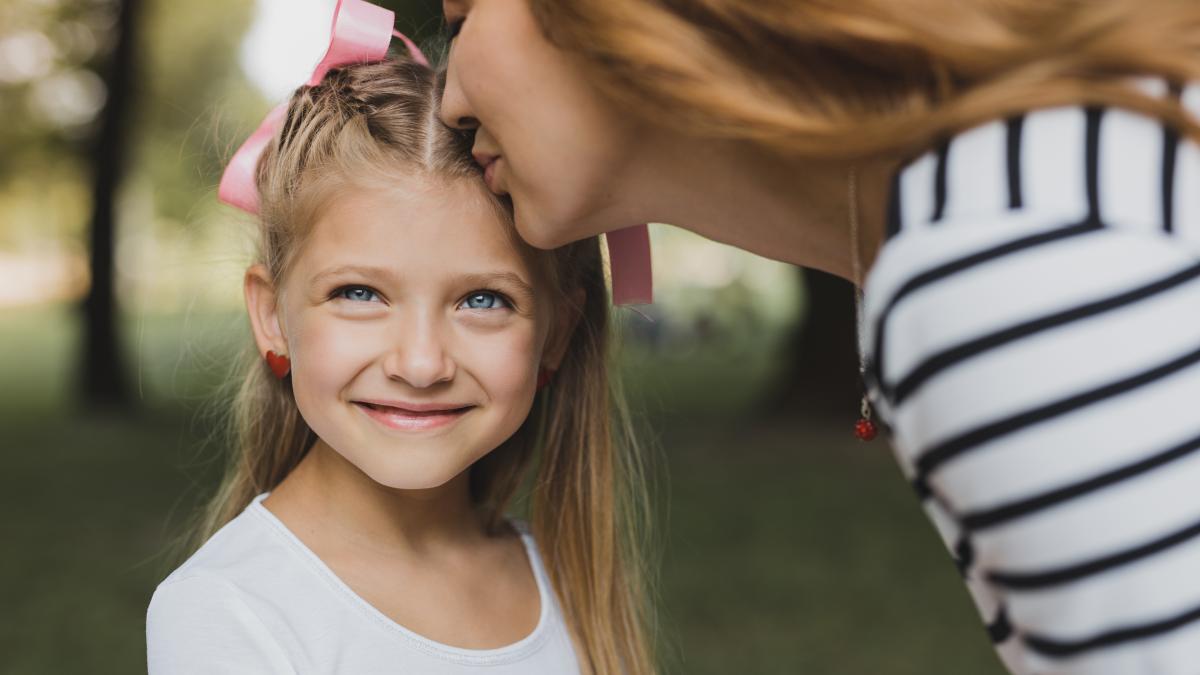 MAMA-SARUTA-FIICA-PE-FRUNTE