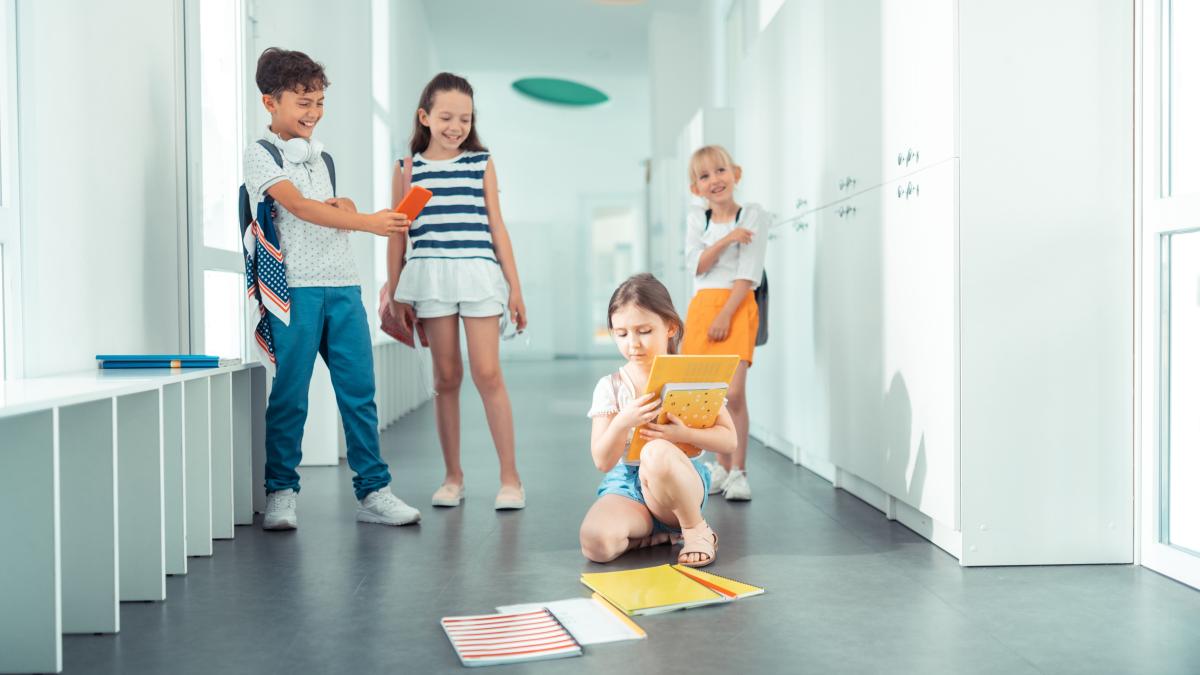 bullying-fetita-eleva-pe-holul-scolii